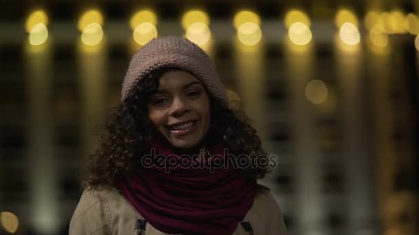 Modesta menina birracial posando para câmera com sorriso no rosto, pessoa otimista — Vídeo de Stock