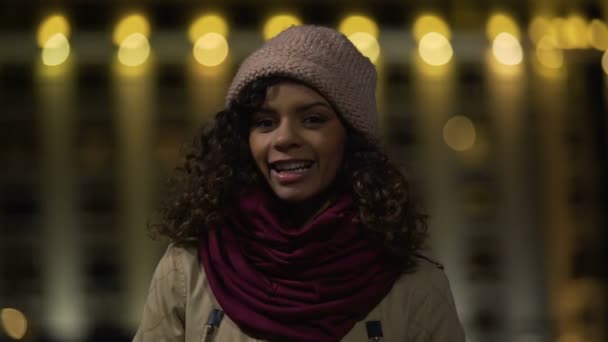 Jolie fille décontractée aux cheveux bouclés posant et souriant sincèrement à la caméra, dame heureuse — Video