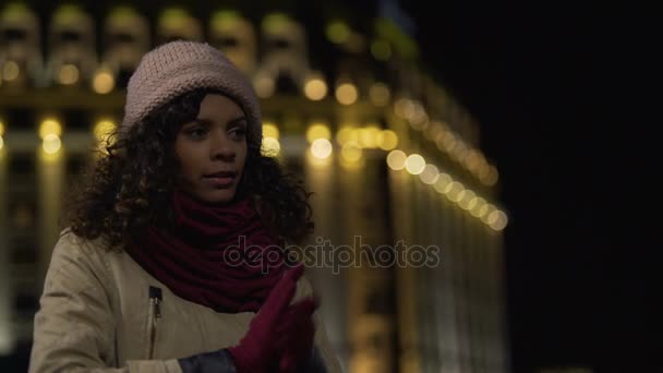 Chica congelada esperando un taxi en la calle de la ciudad de noche, hermosa dama tarde para la fecha — Vídeos de Stock