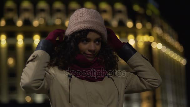 Biracial chica arreglándose, esperando a amigos para pasar el rato en la ciudad de la noche — Vídeos de Stock