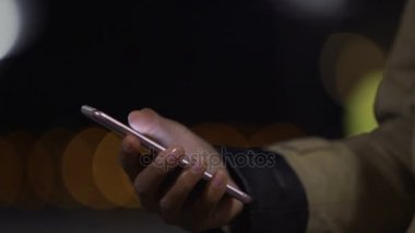 Onun modern smartphone Web sayfalarında kaydırma, bilgiyi arayan Bayan