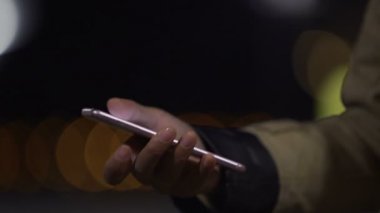 El üstünde onun modern becerikli alet, mobil uygulama oynayan kadın vakit