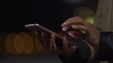 Belgelerin incelenmesi ve yapım iş kadını online, onun smartphone kullanarak işaretler