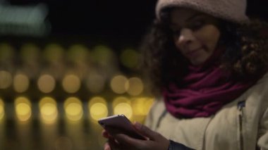 Sosyal medya haber yüklemesi izliyor ve bekliyor arkadaşlar açık havada genç kadın