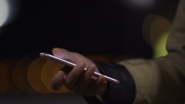 Mão de mulher jogando no aplicativo móvel em seu gadget moderno, desperdiçando tempo — Vídeo de Stock