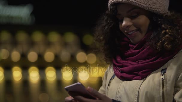 Šťastná dívka biracial v dobré náladě chatování ve službě messenger s přítelem, se smíchem — Stock video