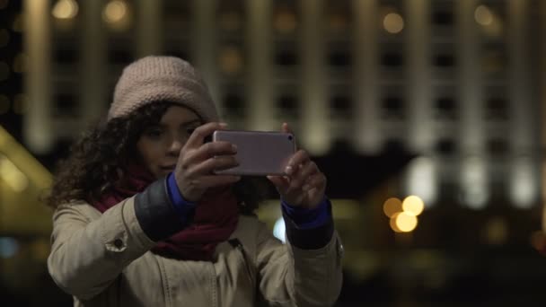 Linda senhora posando e sorrindo, tirando foto selfie no smartphone moderno — Vídeo de Stock