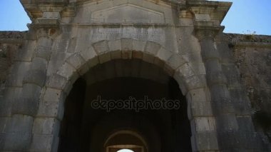 Cascais kale girişine avlunun sonunda, sıra ile antik taş kemerli