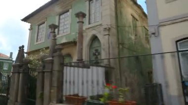 Hızlı Konut yolda hareket ve eski güzel konak tarafından geçen araç