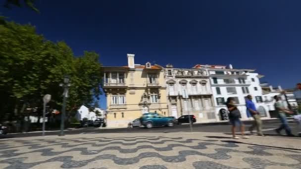 Stadtplatz mit Soldatendenkmal, Menschen, die sich im Schatten ausruhen, Panorama — Stockvideo