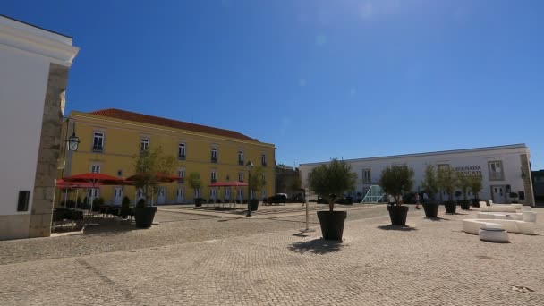 Halbleerer Platz mit umliegenden Gebäuden in der Zitadelle von Cascais in Portugal, Reihenfolge — Stockvideo