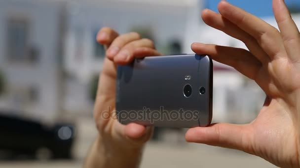 Masculino fazendo vídeo com seu telefone celular, usando gadget em férias, close-up — Vídeo de Stock