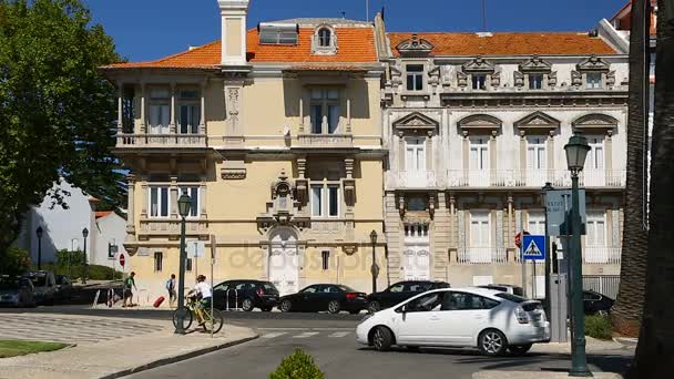 Cascais, Portugalsko - cca srpen 2014: Památky ve městě. Průnik s malým provozem před krásně starých budov — Stock video