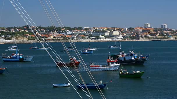 Resort city a ház a tengerpart és a kis kikötő hajók teljes napsütéses napon — Stock videók