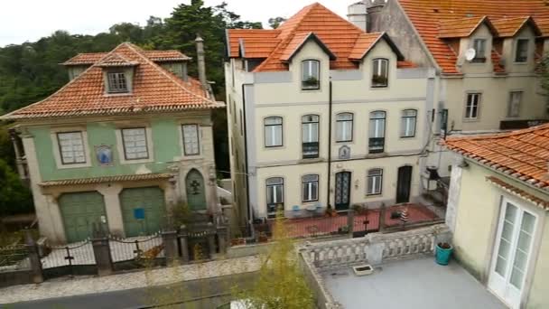 Hermosas casas en tranquilo distrito residencial con techos rojos de azulejos, secuencia — Vídeos de Stock