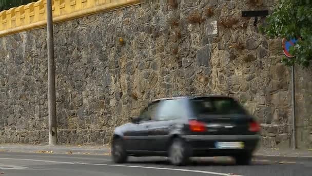 Kleiner Burgturm in gelb hinter steinerner überdachter Wand, vertikales Panorama — Stockvideo