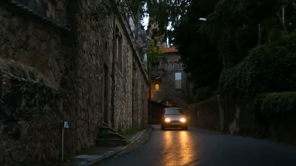 Αυτοκίνητα που βγαίνουν από την σκοτεινή σήραγγα, κατεβαίνοντας οδών βράδυ που περιβάλλεται από τείχη — Αρχείο Βίντεο