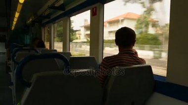 Cam kenarında oturan erkek tren ve sahne, değiştirilmesi hakkında seyir arkadan görüntüleyin