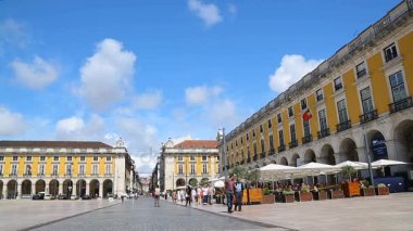 Lisbon, Portekiz - yaklaşık Ağustos 2014: Gezi şehrin. Lizbon, panoramik şehir sarı binalar çevrili büyük kare