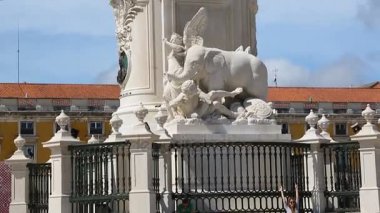 Lisbon, Portekiz - yaklaşık Ağustos 2014: Gezi şehrin. Kral Joseph büyük anıt ben ticaret Meydanı şehir Lizbon, Portekiz