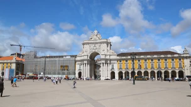 Kereskedelmi téren Lisszabonban, a hatalmas, gyönyörűen díszített bejárati ív hátul — Stock videók