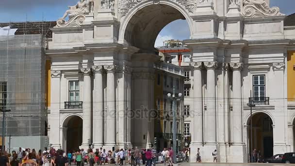 LISBOA, PORTUGAL - CIRCA AGOSTO 2014: Turismo en la ciudad. Arco de la calle August en el centro de Lisboa visto desde la Plaza del Comercio, panorama — Vídeo de stock