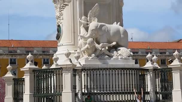 Lisbon, Portugal - Circa augustus 2014: Sightseeing in de stad. Grote monument van koning Jozef I op Commerce Square in het centrum van Lissabon, Portugal — Stockvideo