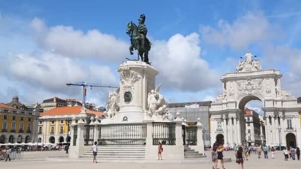 Estatua del Rey José I contra el Arco de la Calle August en la Plaza del Comercio, Lisboa — Vídeo de stock