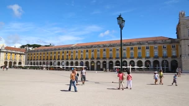 LISBOA, PORTUGAL - CIRCA AGOSTO 2014: Turismo en la ciudad. Gente caminando por la Plaza del Comercio en Lisboa, Portugal en un día soleado, panorama — Vídeos de Stock