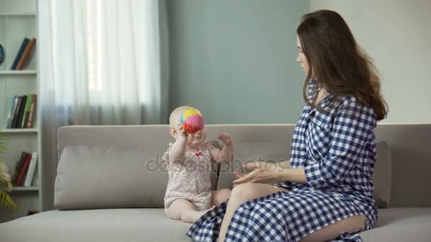 Madre cariñosa jugando con un lindo bebé, sonrisas felices en las caras, infancia — Vídeos de Stock