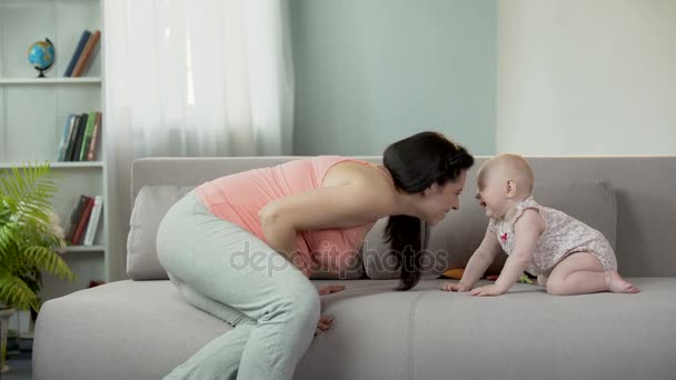 Беременная женщина делает очаровательный ребенок девочка смеяться, играть с ребенком, счастье — стоковое видео