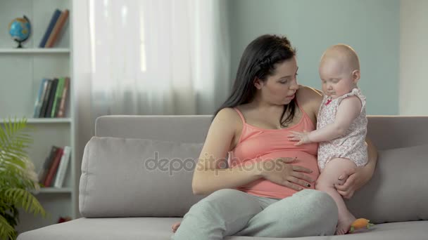 Ung dam väntar barn, umgås med lite baby, happy moderskapet — Stockvideo