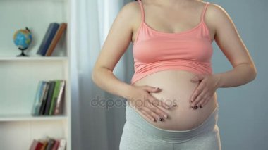 Eller çok dokunaklı ve aşk, göbekle sürtünme hamile kadın bebek bekliyor