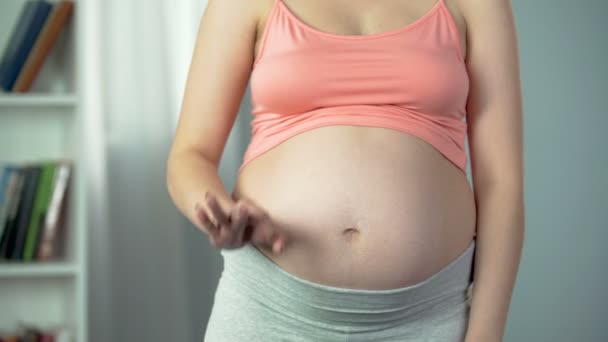 Senhora mostrando ok sinal da mão e tocando sua barriga grávida ternamente, cuidados de saúde — Vídeo de Stock