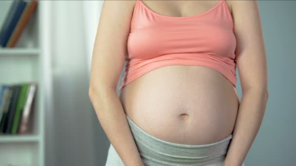 Těhotná žena držící misku zeleninový salát bohatý na vitamíny a živiny — Stock video