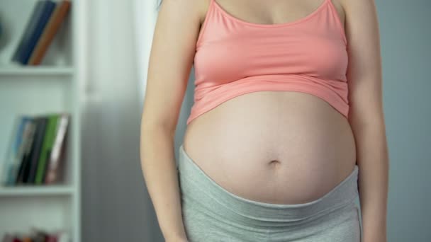 Gravid kvinna håller ut färskt grönt äpple, njuta av hälsosam kost, vitaminer — Stockvideo