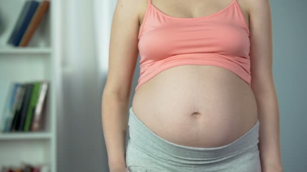 Здоровая беременная женщина принимает полезные витамины для хорошего развития плода, диеты — стоковое видео