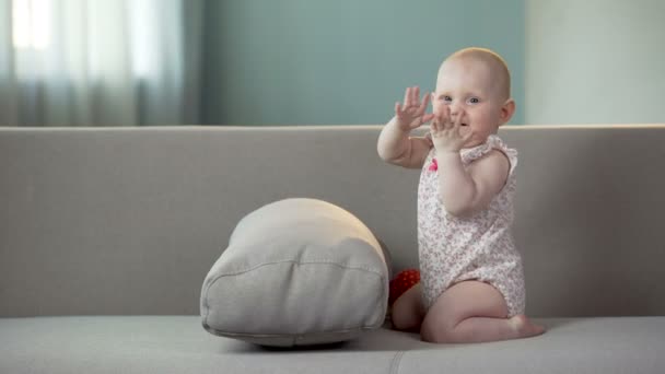 Gesundes Baby spielt gut gelaunt, klatscht in die Hände und lacht, glückliche Kindheit — Stockvideo