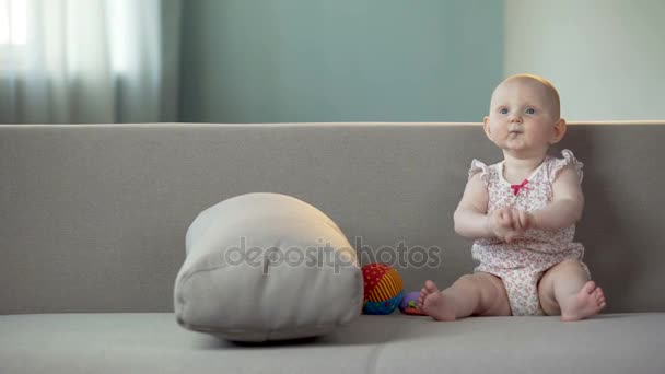 Bébé actif applaudissant les mains et riant, bébé heureux s'amusant, enfance — Video