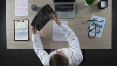 Cerrah hastalarda MRI, tanı, sağlık sigortası maliyet hakkında düşünme incelenmesi