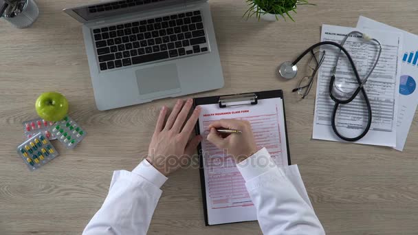 Formulář žádosti lékaře náplň pacientů osobní údaje ve zdravotním pojištění — Stock video