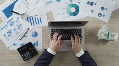 Masada, şirket gelir analizi, dizüstü bilgisayarda office çalışan bir yana faturaları