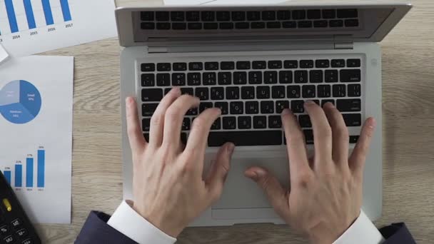 Підприємець, що друкує на ноутбуці, доларові купюри, лежать в стороні, розрахунок фірмового прибутку — стокове відео
