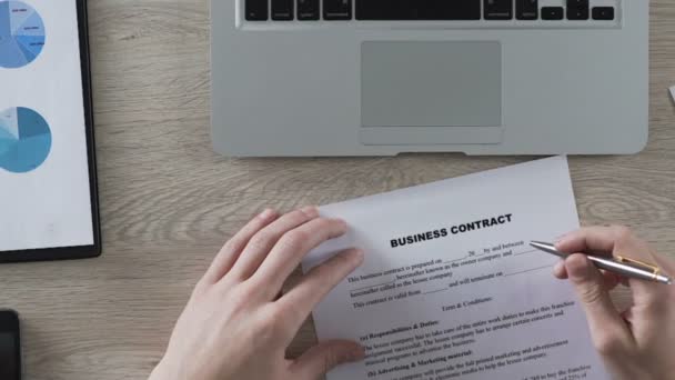 Homem lendo contrato de negócios, girando caneta e pensando sobre suas condições — Vídeo de Stock