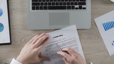 Erkek yaşam imzalamadan önce irade, gelecek hakkında düşünme, belge yazım denetleme