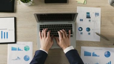 Adam iş günü sonunda bürosundan çıkarken yazarak ve dizüstü bilgisayar, kapanış tamamlandıktan