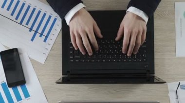 Eller üstünde laptop çalışma alanı, işbirliği ve ekip çalışması yazarak yöneticileri