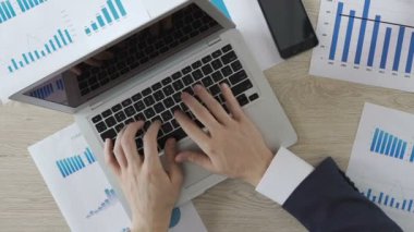 Mali yazarak arkadaşları dizüstü bilgisayar, erkekler ofiste iş çalışma raporu