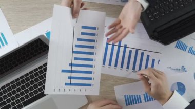 Tartışırken şirket istatistikleri, gösteren grafik belgesi, iş takım elbiseli iki adam