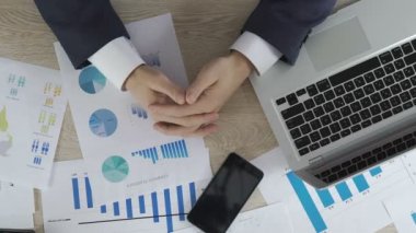 Şirket istatistikleri raporu hakkında patron cevap bekleyen gergin Satış Müdürü